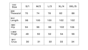 Pantalón negro con agujeros rotos