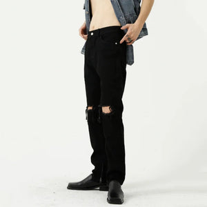 Pantalón negro con agujeros rotos