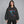Y2K hoodie med uhyggeligt slot – båret af en kvinde