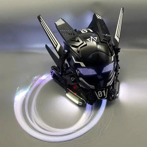 Hełm cyberpunk Screen 01, białe światłowody zwijające się wokół przodu, uniesione ostrza anten