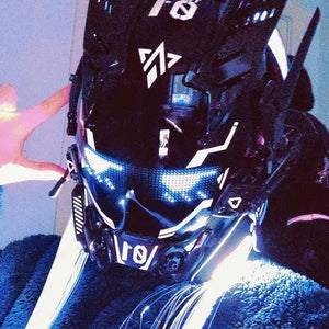 Hełm cyberpunk Screen 01 noszony, zbliżenie w chłodnym świetle, biały pas LED i trójkątne logo
