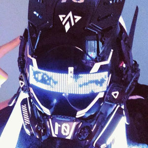 Hełm cyberpunk Screen 01, zbliżenie na biały pikselowy ekran i wentylowaną płytę żuchwy