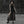 Γυναίκα με το Sheer Cut Out Goth Dress και μαύρο καπέλο, ολόσωμη μπροστινή όψη με το ψηλό σκίσιμο ανοιχτό