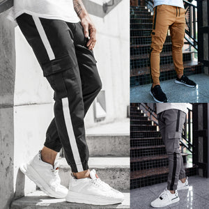 Jogger τεκγουέαρ με πλαϊνή ρίγα σε σύνθεση τριών φωτογραφιών: μαύρο ζευγάρι με λευκή ρίγα, καθώς και χακί και σκούρο γκρι ζευγάρια