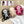 Tre borse a tracolla Y2K Skeleton in nero, beige e rosa acceso su un divano, con piccole miniature fotografiche nell'angolo