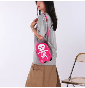 Modella in t-shirt grigia con la borsa a tracolla skeleton rosa acceso con tracolla rosa coordinata, vista laterale