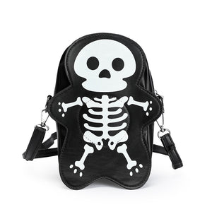 Borsa a tracolla skeleton nera su sfondo bianco, disegno bianco di teschio e gabbia toracica con la tracolla appoggiata intorno
