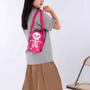 Modella che tiene la borsa skeleton rosa acceso per la tracolla sulla spalla, con t-shirt grigia e gonna marrone