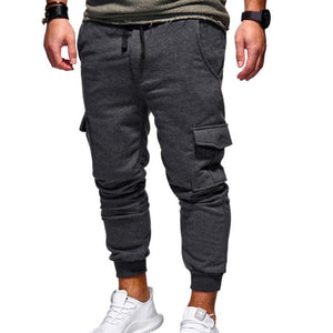 Mørkegrå tapered cargo-joggers med sort snøre og cargolommer i siden, set forfra