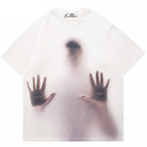SOS Y2K-t-shirt med print lagt fladt, forsiden af den hvide t-shirt med en sløret figur og to pressede hænder