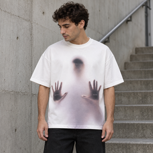 Mand på betontrapper med SOS Graphic Y2K-t-shirten, frontvisning af den oversized pasform og håndprintet