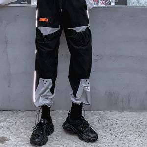 Pantalón negro con cordón y estilo tecnológico