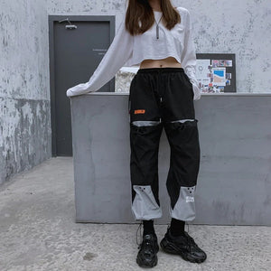 Pantalón negro con cordón y estilo tecnológico