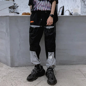 Pantalón negro con cordón y estilo tecnológico