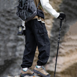 Pantalón negro de patchwork con múltiples bolsillos y tres bolsillos