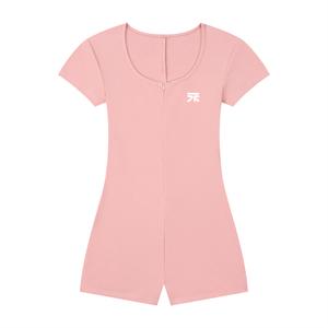 Rosa romper med skjørt, lagt flatt sett forfra uten panelet, med rund utringning og liten hvit emblem