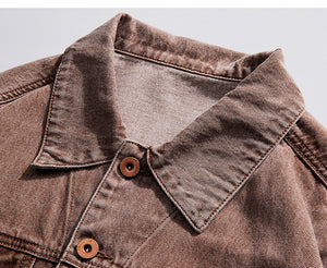 Detalje af den spidse krave og den øverste knap på den vintage vaskede brune denimjakke