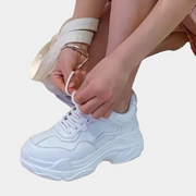 Zapatillas blancas con plataforma para el trabajo