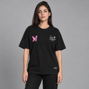 Y2K t-shirt med sommerfugletryk – båret af en kvinde