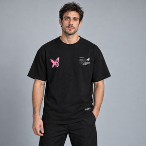 Y2K t-shirt med sommerfugletryk – båret af en mand