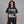 Sort Y2K-T-shirt med grafisk print – båret af en kvinde