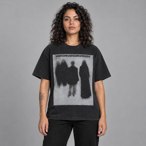 Sort Y2K-T-shirt med grafisk print – båret af en kvinde