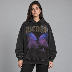 Y2K hoodie med tryk – båret af en kvinde