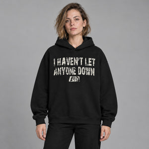 Vintage Y2K-hoodie med print – båret af en kvinde