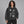 Y2K-hoodie med grafisk øjeprint – båret af en kvinde