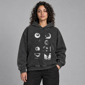 Y2K-hoodie med grafisk øjeprint – båret af en kvinde