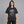 Y2K-T-shirt med kranieprint – båret af en kvinde