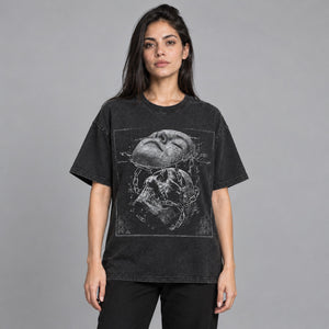 Y2K-T-shirt med kranieprint – båret af en kvinde