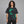 Y2K t-shirt med grafisk tryk – båret af en kvinde