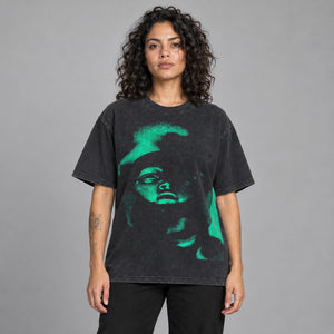 Y2K t-shirt med grafisk tryk – båret af en kvinde