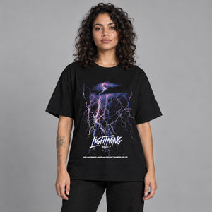 Y2K-T-shirt med torden- og lynprint – båret af en kvinde