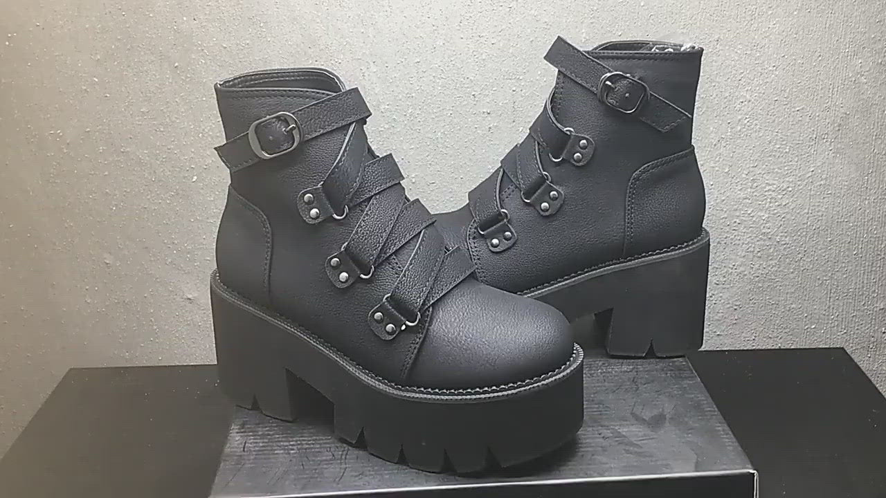 COMFORTABLE TECHWEAR BOOTS